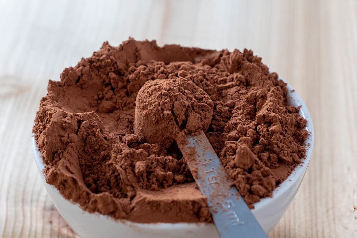 carob powder and measuring spoon